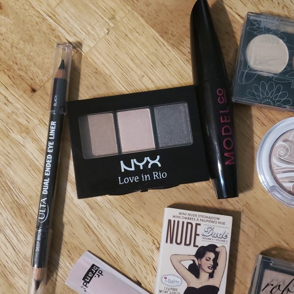 Eyes! Brand new/sealed makeup - Picture 3 of 4